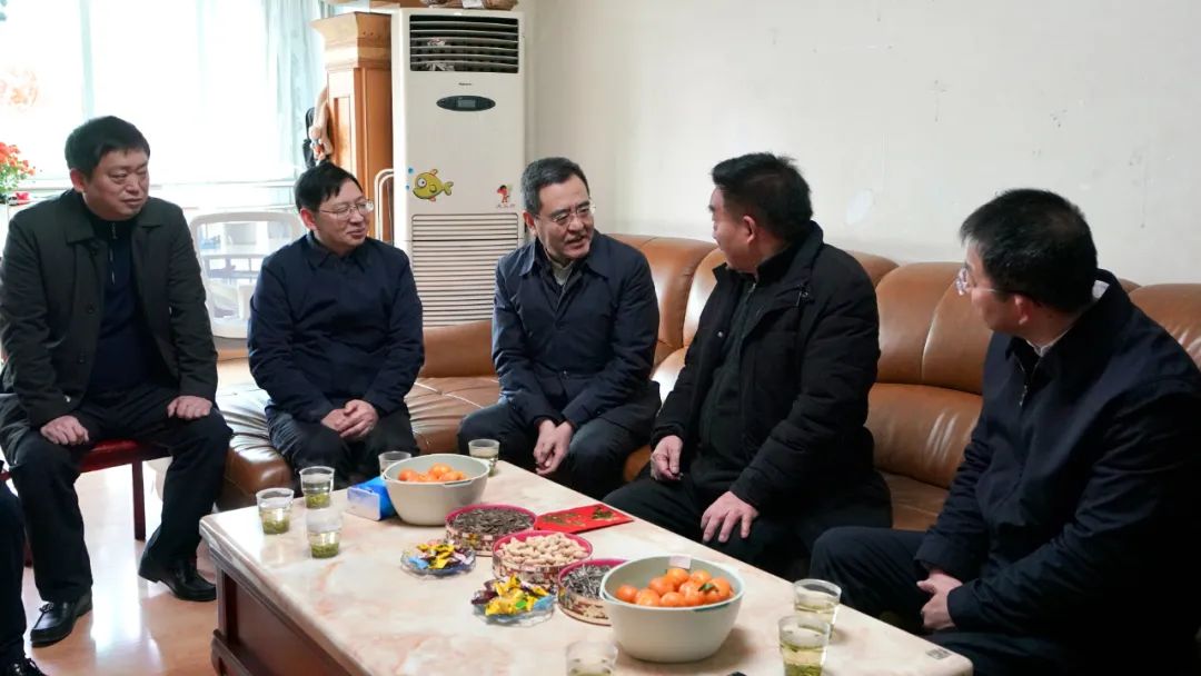 011321b1-8fa4-4d52-8133-13db5e39b059 亿万先生mr官方网站委党委书记、主任冯文生等领导走访慰问省亿万先生mr官方网站集团老党员、老干部