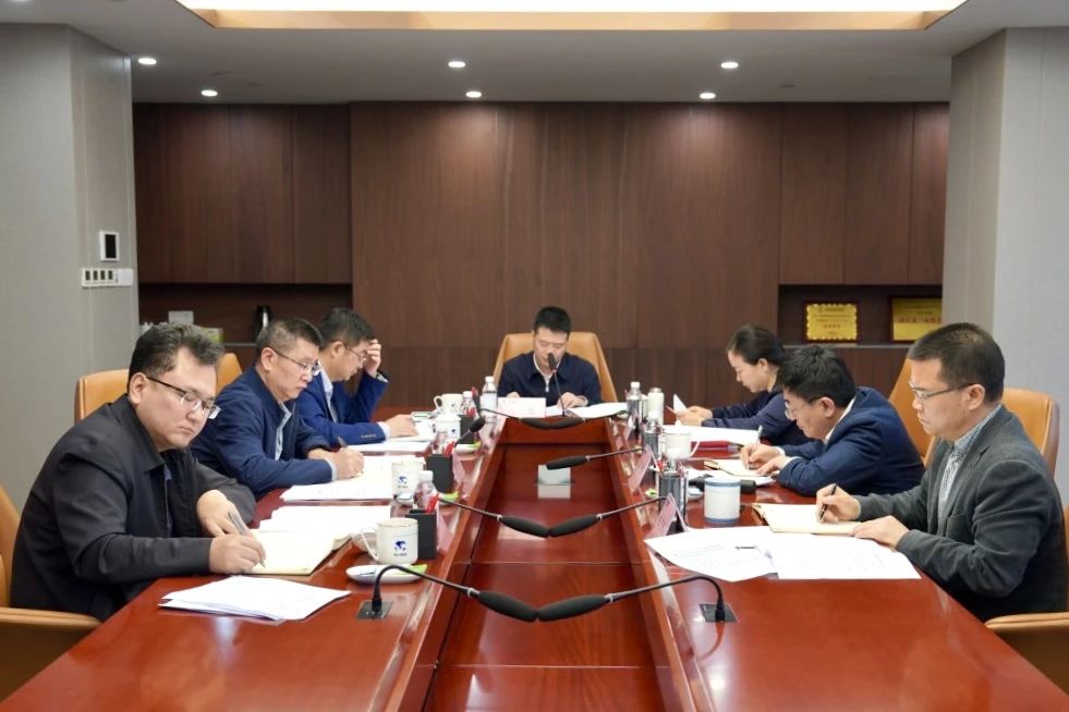 6df8fff1-3677-47e3-8693-c76d751010e4 省亿万先生mr官方网站集团党委理论学习中心组召开2024年第一次专题学习研讨会