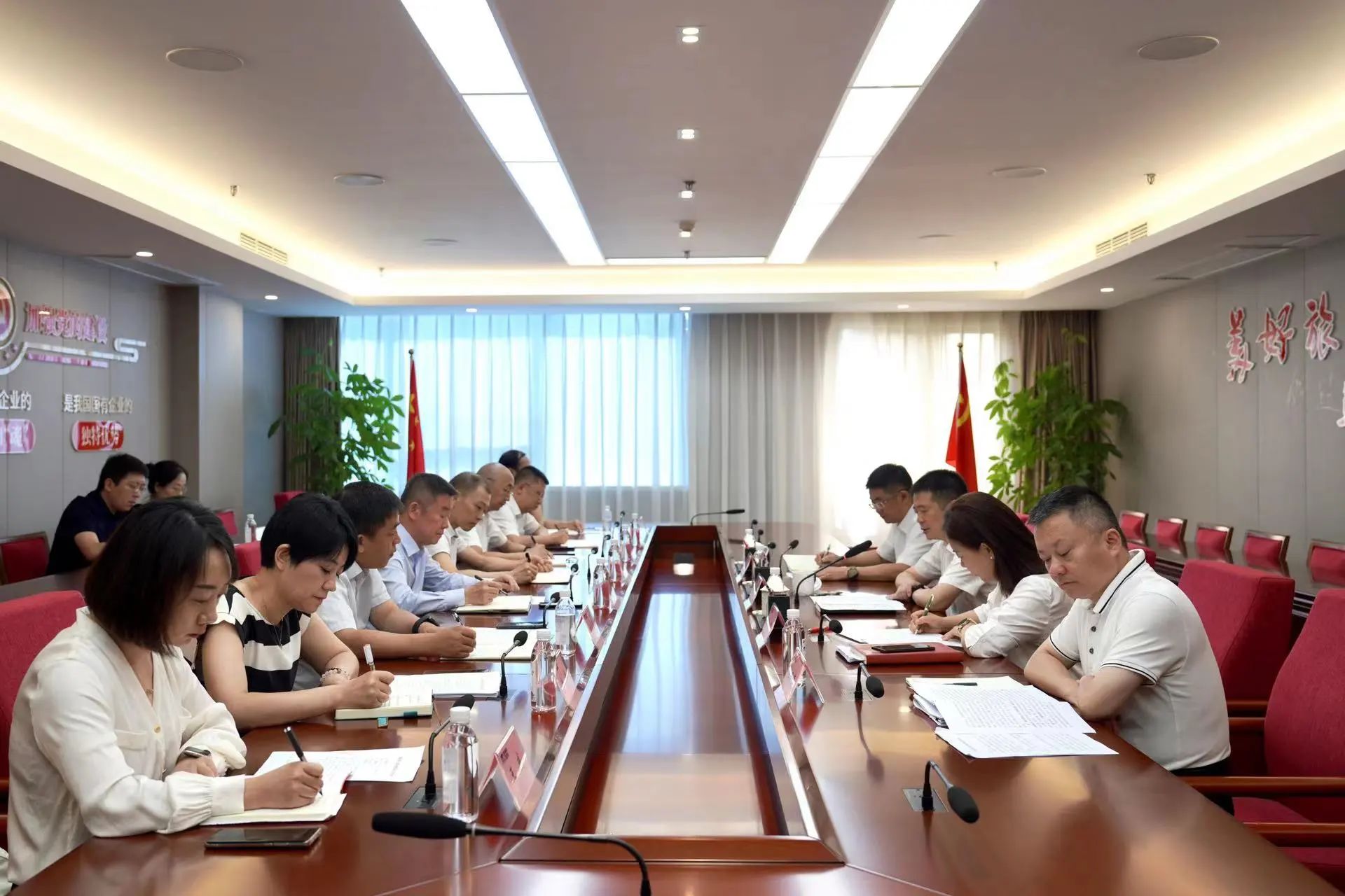 c3f5f04a-b446-4b97-933d-3f93924f6190 省亿万先生mr官方网站集团召开新任职干部任前集体谈话会