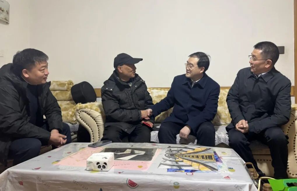 d6c69da3-26c6-4782-a904-b9d1362deb75 亿万先生mr官方网站委党委委员、副主任刘晓博走访慰问省亿万先生mr官方网站集团老党员老干部